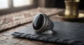 Massiver 925 Silber Siegelring mit schwarzem Jemen Onyx Cabochon und floraler Arabesken-Gravur – ATELIER AS'SABR