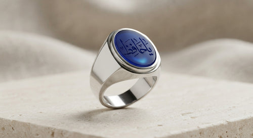 Minimalistischer 925 Silber Siegelring mit blauem Jemen Aqīq und Handgravur Ya Hafiz. Hochglanzpoliertes Unikat mit versichertem Schweizer Versand.
