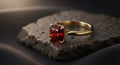 Roter Rubin Solitärring im Kissen-Facettenschliff mit 18k Gelbgold-Veredelung und Pavé-Galerie auf Schieferplatte – ATELIER AS'SABR