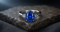 Eleganter königsblauer Saphir Trilogie Ring mit Baguette-Flanken aus rhodiniertem 925 Silber. Handgefasstes Unikat mit versichertem Versand aus der Schweiz.